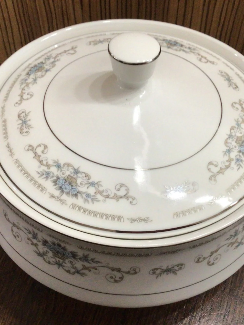 Diane Pattern by Wade. Round covered vegetable bowl from 1960’s great shape